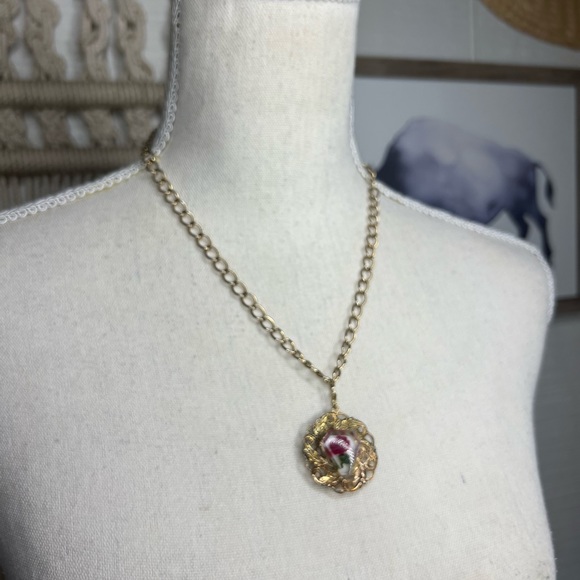 Up-cycled gold tone chunky chain necklace with vintage resin rose pendant - Picture 4 of 13